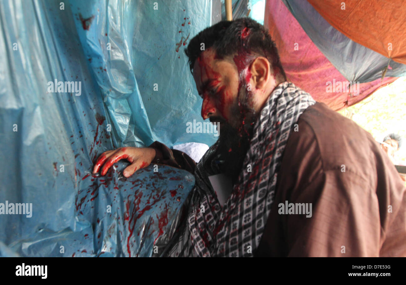 Dhaka, Bangladesch. 5. Mai 2013. Eine Regierung unterstützt Arbeitnehmer kostenlos mit einem schweren Stock zu den islamistischen Demonstranten bei Zusammenstößen mit der Polizei in Dhaka. Mindestens drei Menschen erschossen wurde und 35 Menschen wurden verletzt. Hundert tausend Hardliner islamistischen fordern eine neue Gotteslästerung blockierte Autobahn Abschneiden der Bangladeschs Hauptstadt Dhaka vom Rest des Landes Recht, teilte die Polizei mit. © Monirul Alam (Bild Kredit: Kredit: Monirul Alam/ZUMAPRESS.com/Alamy Live-Nachrichten) Stockfoto