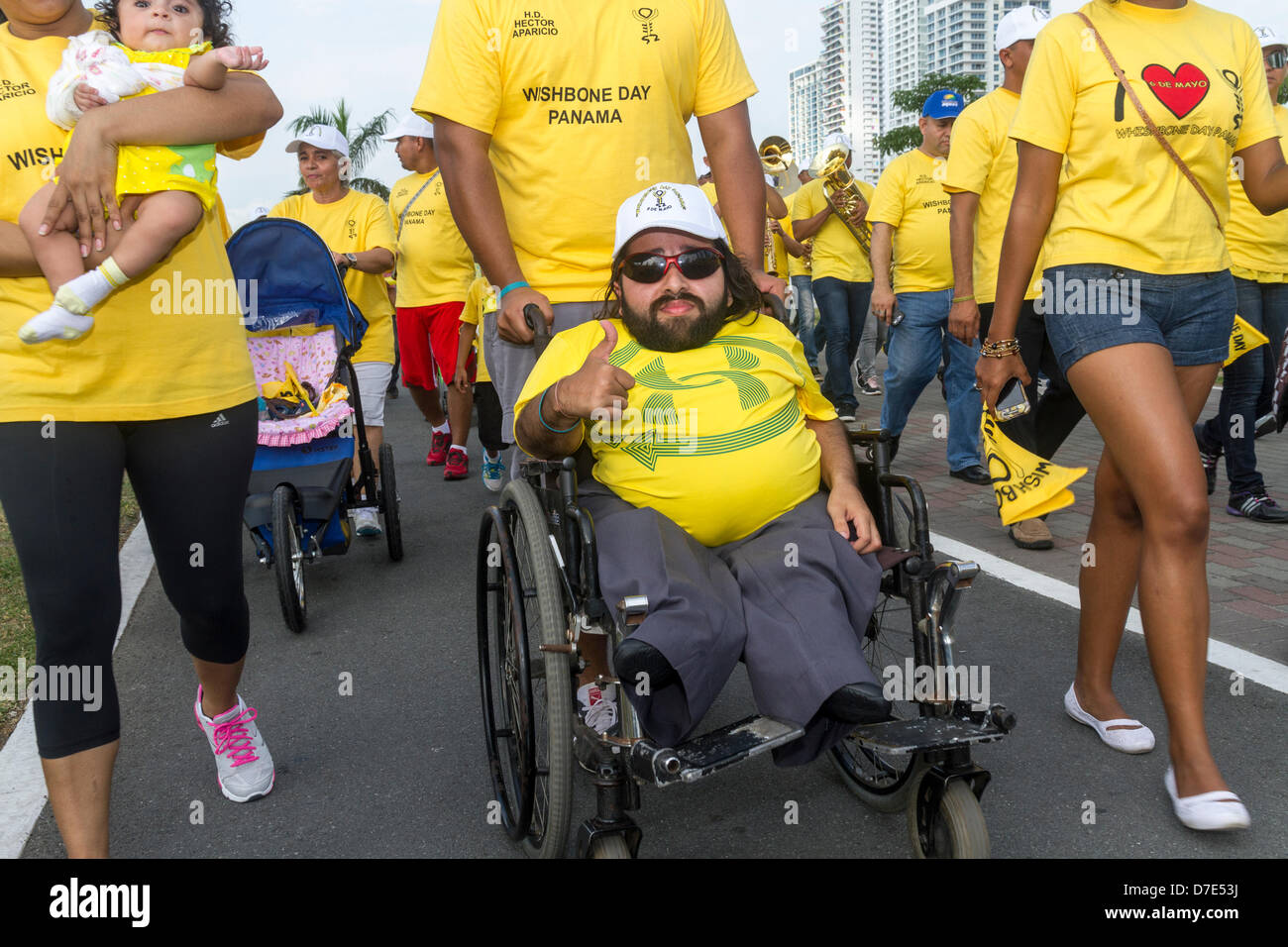 Panama City, Republik von Panama. 5. Mai 2013. Eine Parade in Panama City, Republik von Panama zu helfen immer Bewusstsein über Glasknochenkrankheit, eine angeborene Knochenerkrankung. Die Bedingung oder Arten davon, hatte verschiedene andere Namen im Laufe der Jahre und in verschiedenen Nationen. Einige der häufigsten Alternativen gehören Ekman-Lobstein Syndrom, Vrolik-Syndrom und die Umgangssprache Glas-Knochenerkrankung. Der Name Osteogenesis Imperfecta stammt mindestens 1895 [18] und wurde die übliche medizinische Bezeichnung des 20. Jahrhunderts zu präsentieren. Bildnachweis: Humberto Olarte einheimische / Alamy Live News Stockfoto