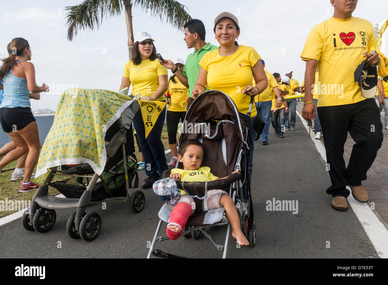 Panama City, Republik von Panama. 5. Mai 2013. Eine Parade in Panama City, Republik von Panama zu helfen immer Bewusstsein über Glasknochenkrankheit, eine angeborene Knochenerkrankung. Die Bedingung oder Arten davon, hatte verschiedene andere Namen im Laufe der Jahre und in verschiedenen Nationen. Einige der häufigsten Alternativen gehören Ekman-Lobstein Syndrom, Vrolik-Syndrom und die Umgangssprache Glas-Knochenerkrankung. Der Name Osteogenesis Imperfecta stammt mindestens 1895 [18] und wurde die übliche medizinische Bezeichnung des 20. Jahrhunderts zu präsentieren. Bildnachweis: Humberto Olarte einheimische / Alamy Live News Stockfoto