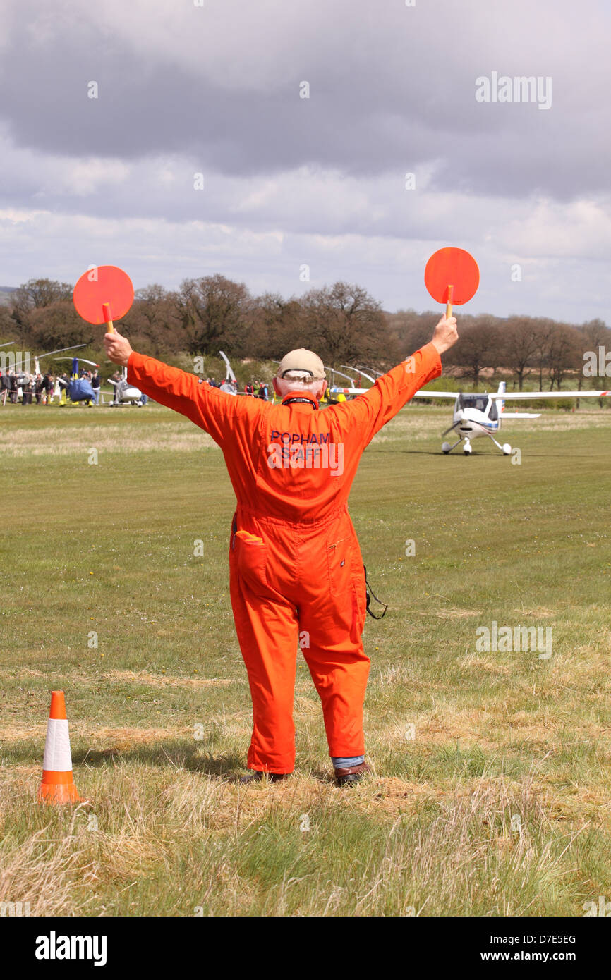 Flugzeug Flughelfer mit orange Fledermäuse, Flugzeuge Rasen Airfield Popham UK zu lenken Stockfoto
