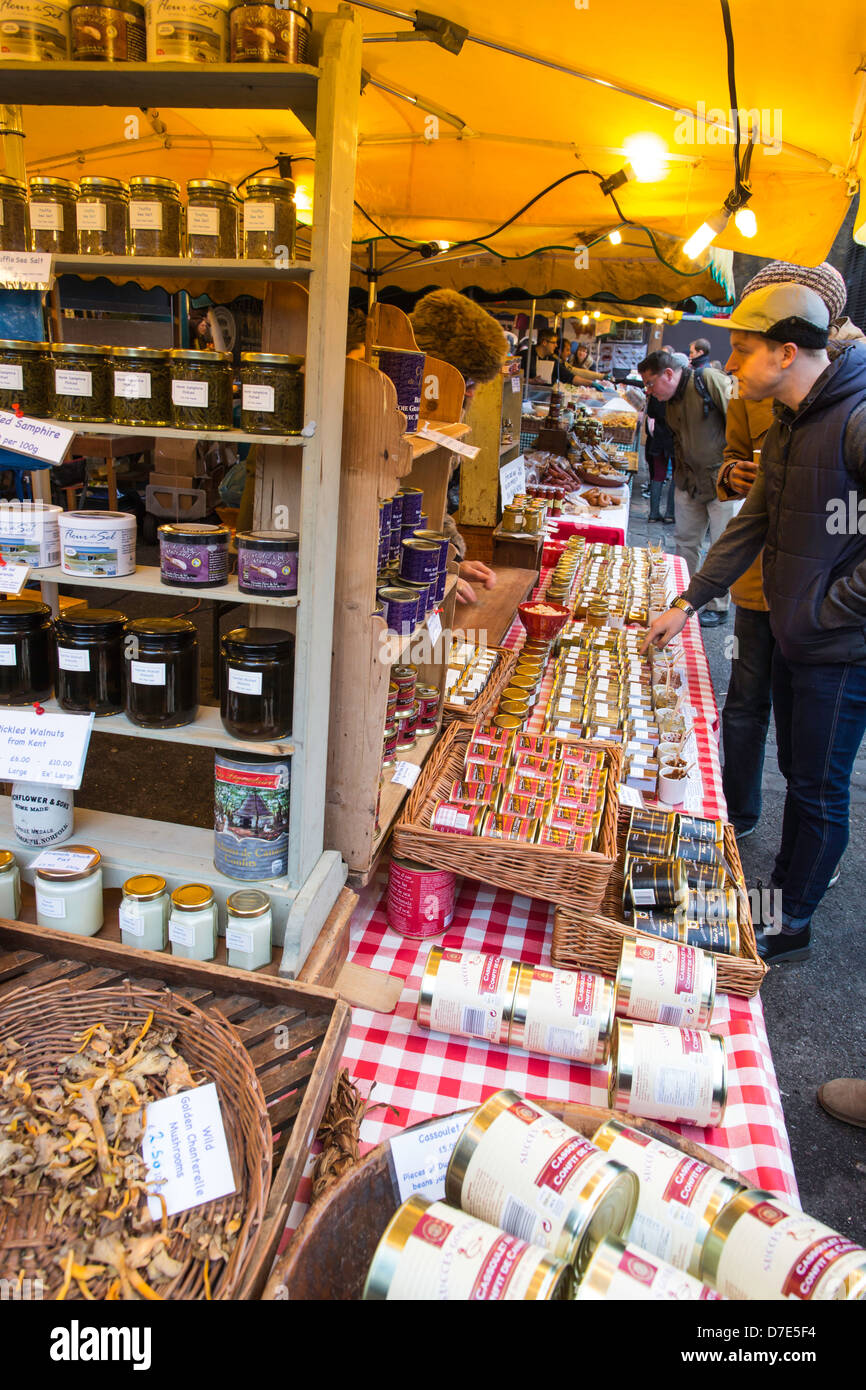 Borough Market am Samstag, London, Vereinigtes Königreich Stockfoto