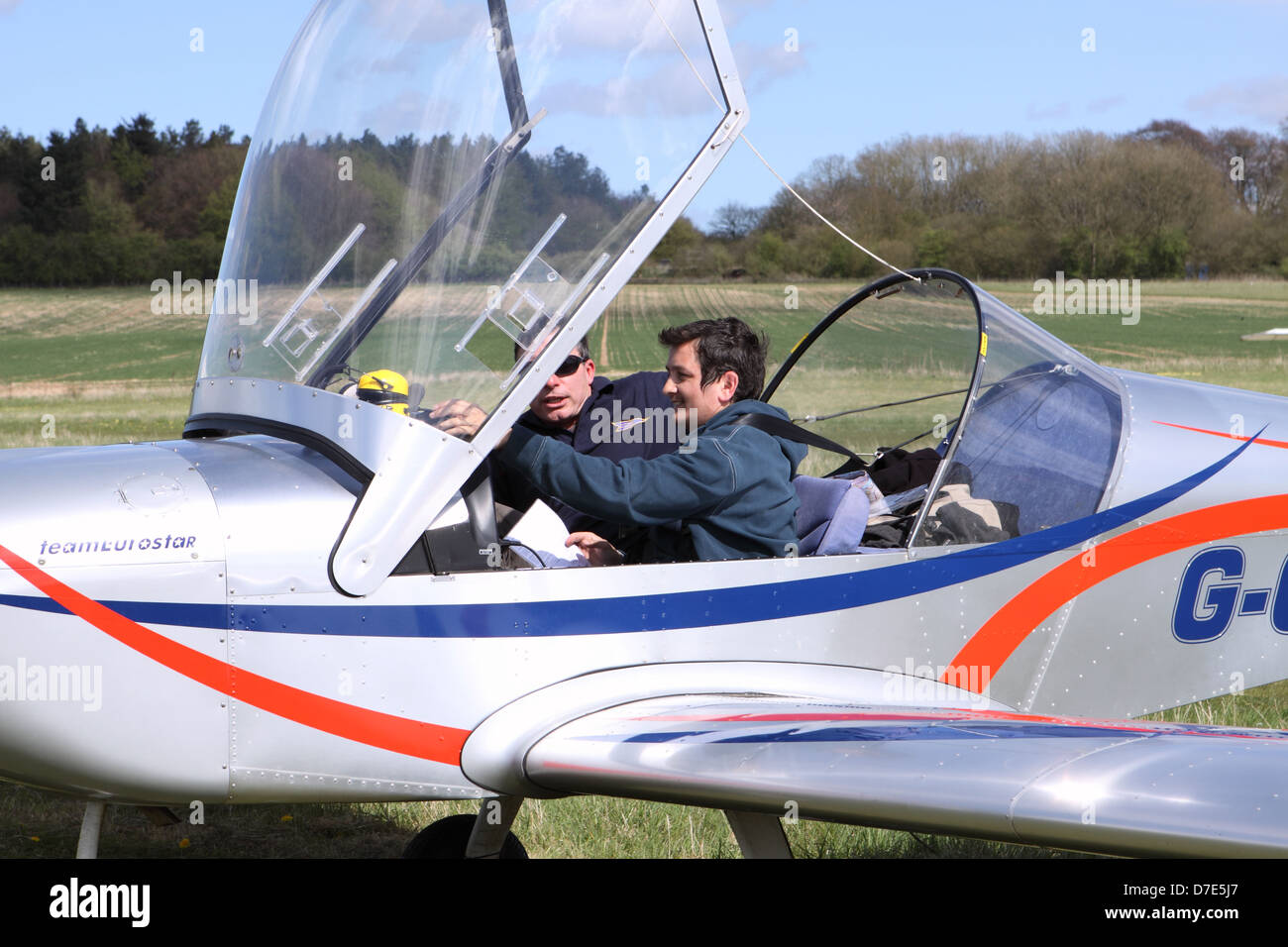 Fliegende pilot Lehrer und Schüler Passagier in einem Kleinflugzeug auf einem Rasen-Flugplatz UK Stockfoto