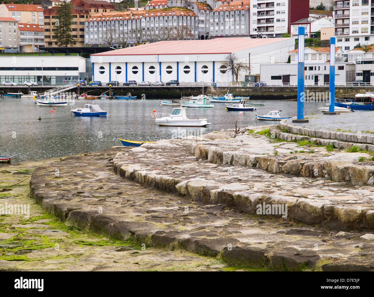 Pontedeume Pier in Galicien, Spanien. Pontedeume ist ein kleines Dorf im Nordwesten von Spanien. Stockfoto