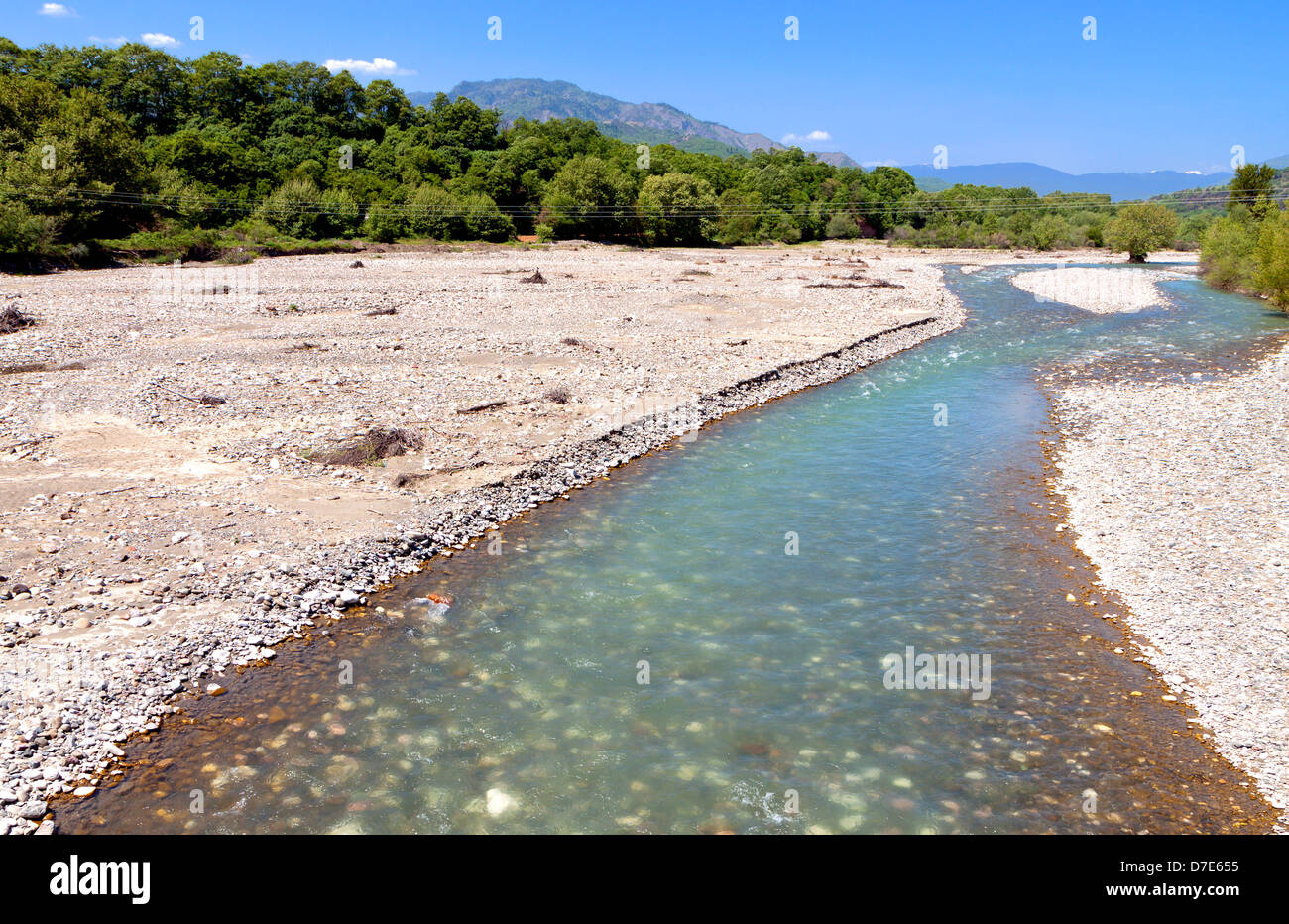 Aspropotamos Fluss in der Nähe von Trikala-Stadt in der Region Epirus in Griechenland Stockfoto