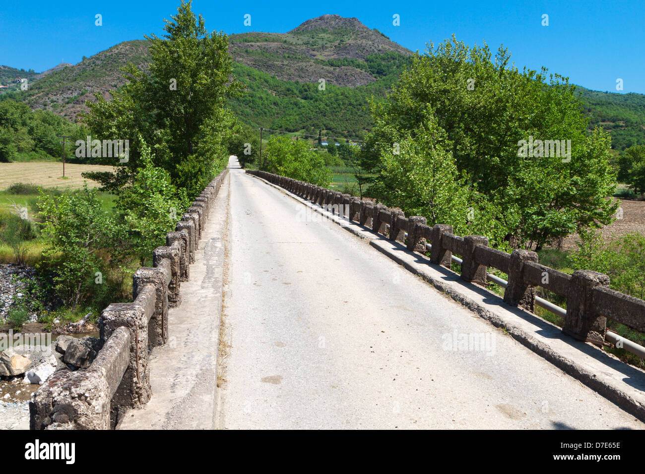 Alte Straßenbrücke über Aspropotamos Fluss in Epirus Region Europas in Griechenland Stockfoto