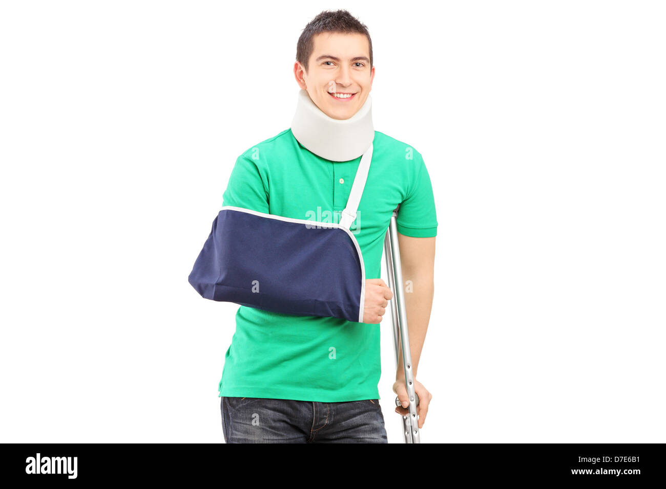 In voller Länge Portrait von einem lächelnden Mann mit gebrochenen Arm und Krücke isoliert auf weißem Hintergrund Stockfoto