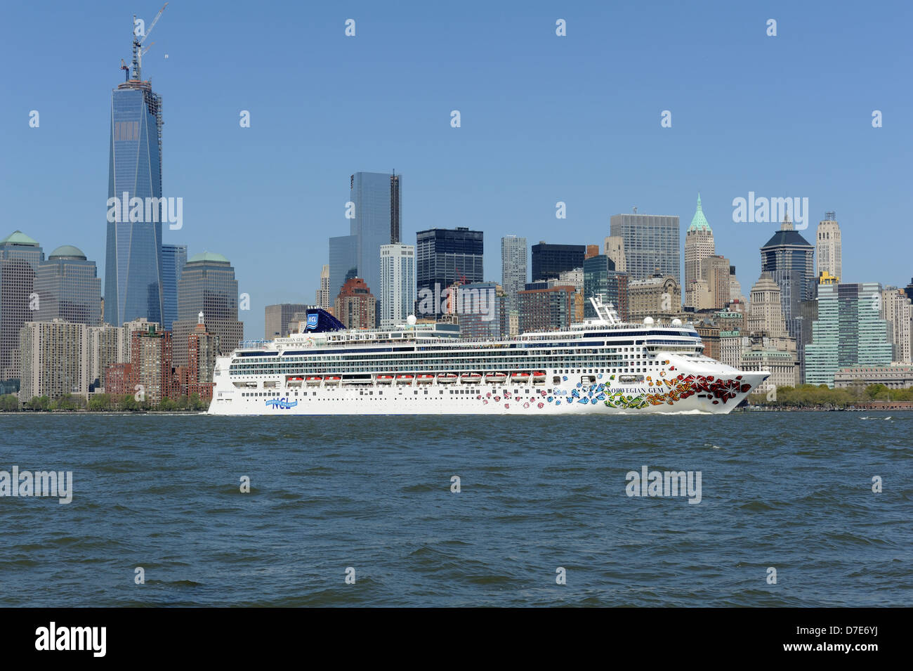 Norwegian Gem verlassen New Yorker Hafen mit lower Manhattan im Hintergrund. 4. Mai 2013 Stockfoto