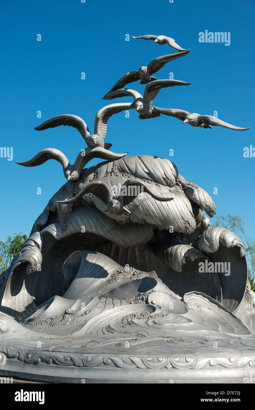 Navy-Merchant Marine Memorial Sculpture Washington DC // WASHINGTON DC – das Navy-Merchant Marine Memorial in Arlington, Virginia, auf Columbia Island am Ufer des Potomac gegenüber Washington DC. Das Denkmal ehrt diejenigen, die im Ersten Weltkrieg ihr Leben auf See verloren haben und wurde 1934 eingeweiht. Die Hauptskulptur ist aus Aluminium gegossen. Stockfoto