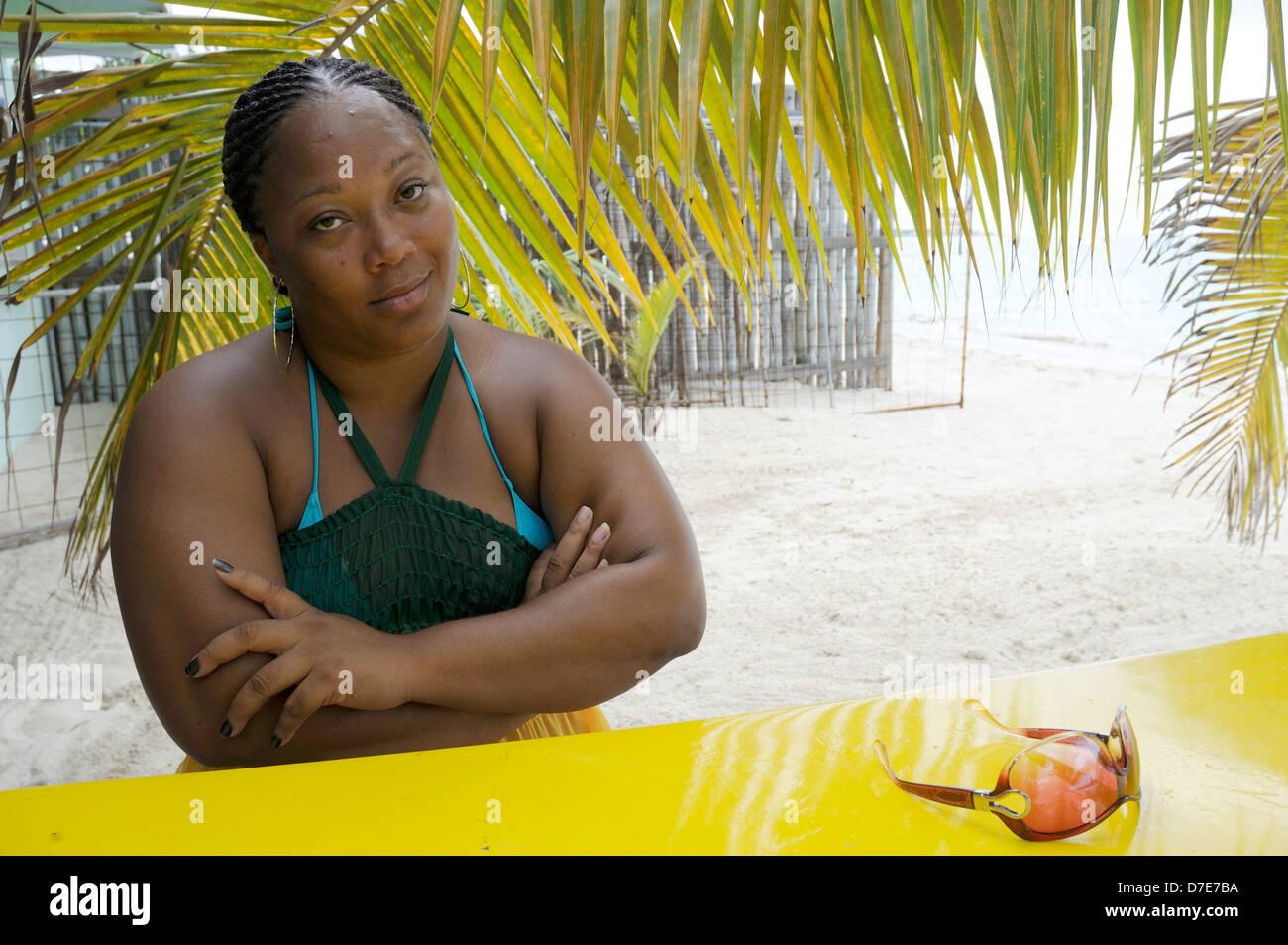 Jamaikanische Frau sitzt in Negril Beach Restaurant/Bar (MR) Stockfoto