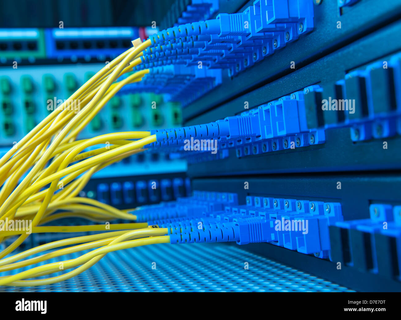 Faser-Optik-Servern und Hardwares in einem Internet-Rechenzentrum Stockfoto