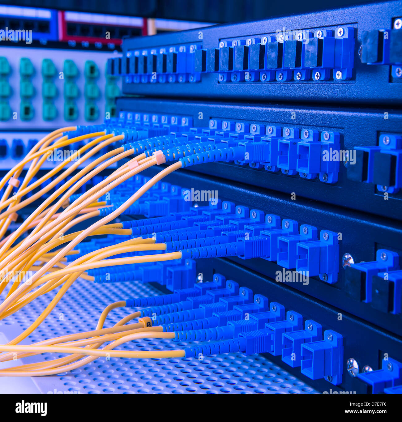 Faser-Optik-Servern und Hardwares in einem Internet-Rechenzentrum Stockfoto