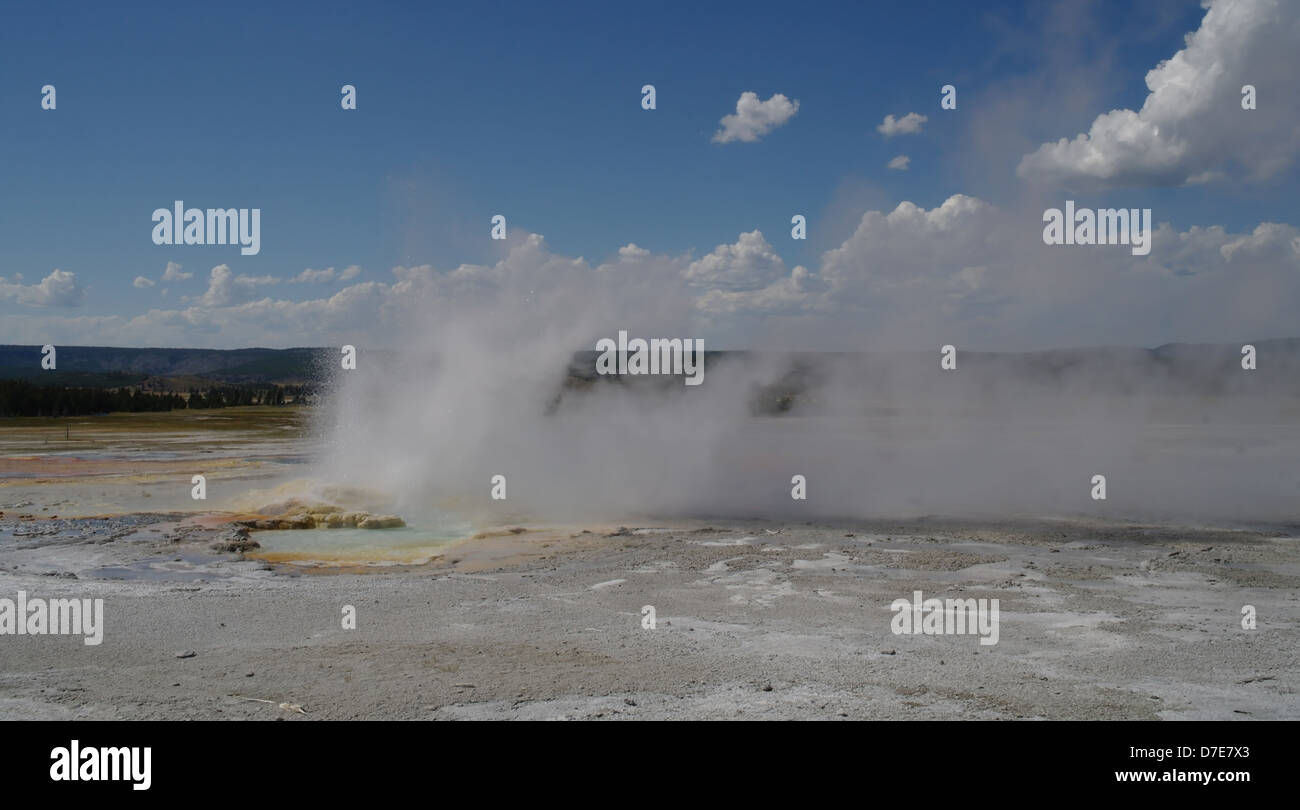 Blauer Himmel weiße Wolken anzeigen weißem Dampf weht über Sinter Wohnungen von Clepsydra Geyser, Lower Geyser Basin, Yellowstone, USA Stockfoto