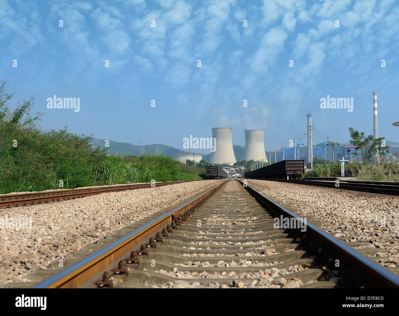 Industrielandschaft mit Kaminen und Zug Stockfoto