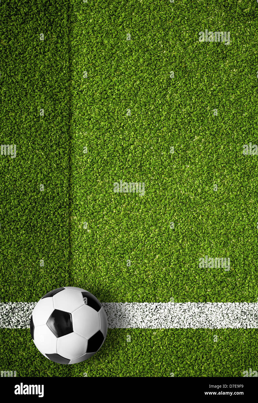 Fußball auf weißen Markierungslinie, Rand der Fußballplatz Stockfoto