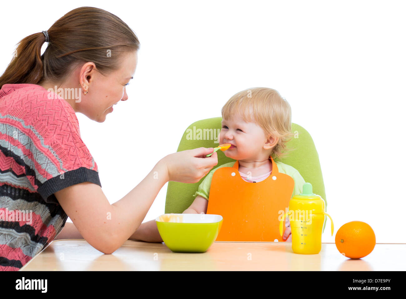 Mutter Löffel füttern ihr Baby Mädchen Stockfoto