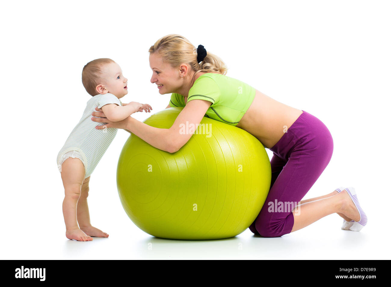 Mutter mit Baby Spaß mit Gymnastik ball Stockfoto