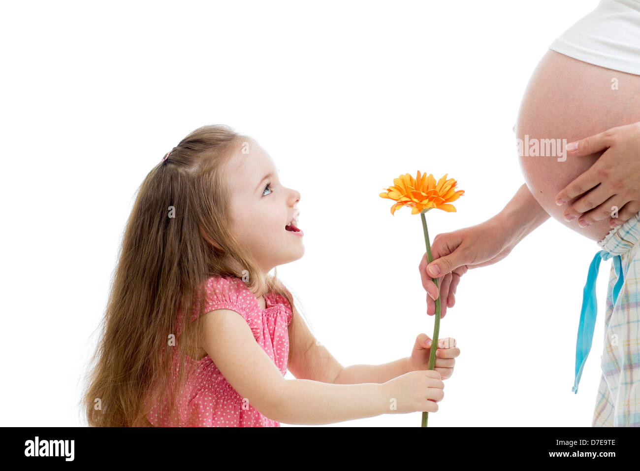 glückliches Kind gibt Blume schwangere Mutter Stockfoto