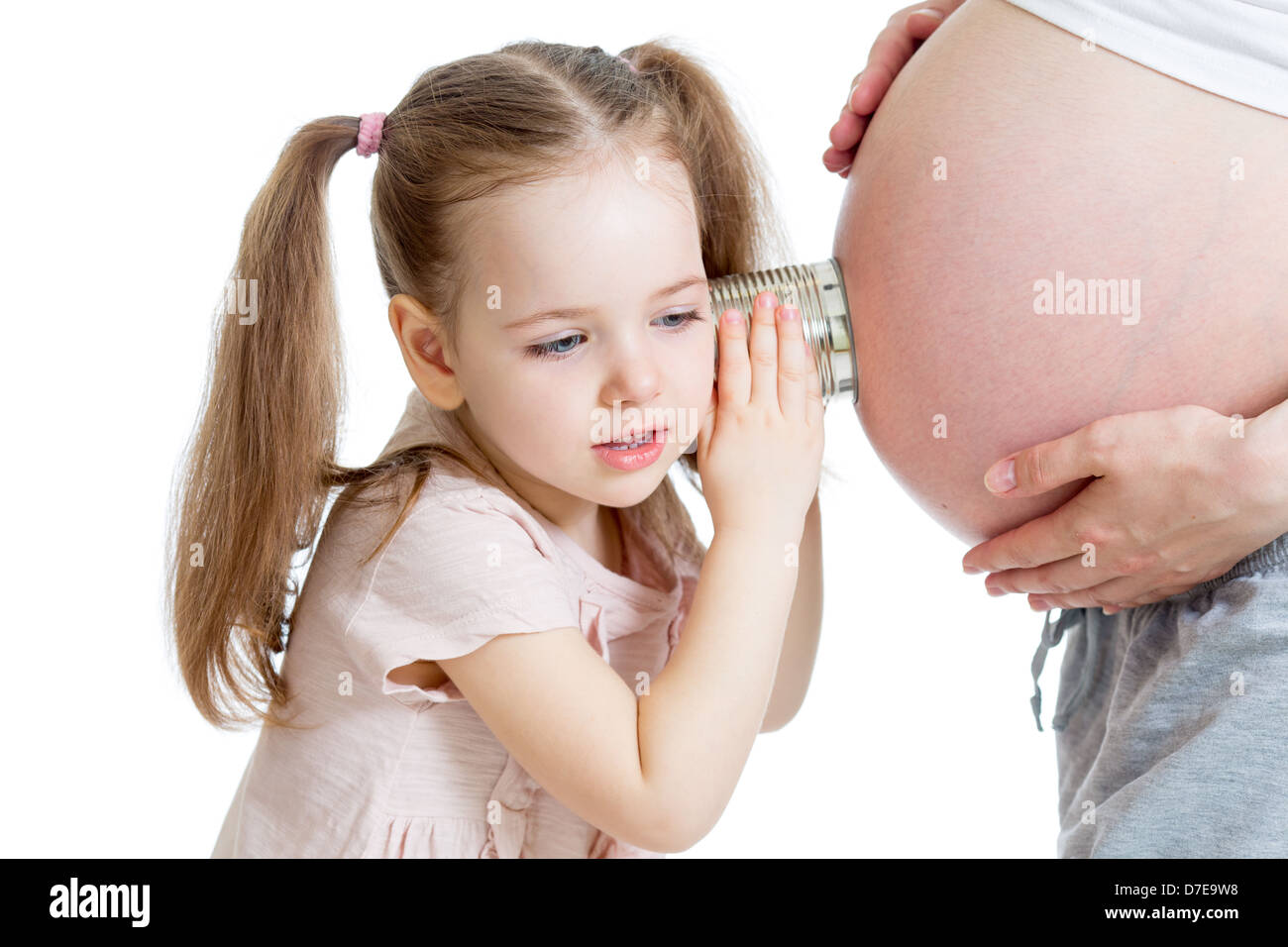 Kind Mädchen hören mit können schwangere Mutter Bauch Stockfoto