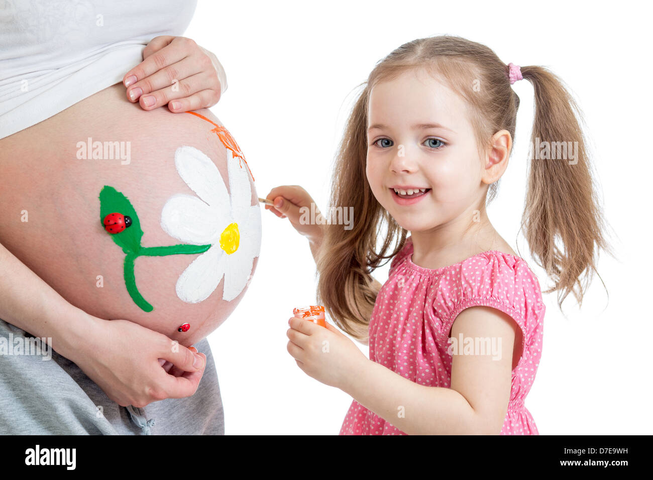 süßes Kind Mädchen Malerei Mutters Bauch Stockfoto