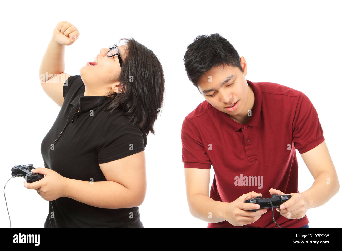 Jugendliche, die ein Videospiel kompetitiv spielen Stockfoto