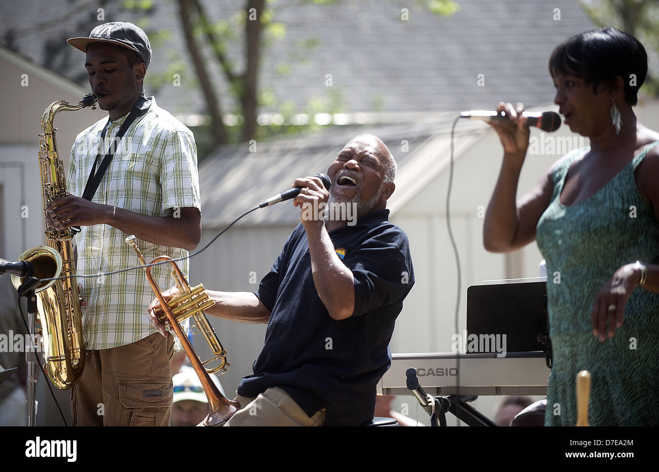 Ann Arbor, Michigan, USA. 5. Mai 2013. Legendären jazz-Trompeter Marcus Belgrave, 76, führt auf seiner Veranda, während das Wasser Hill Nachbarschaft Music Festival in Ann Arbor, MI am 5. Mai 2013.  Hier singt er in deren Schließung Zahl, Wohnwagen.  Tenor Sax ist University of Michigan Neuling Stephen Grady und Gesang ist Joan Belgrave. (Bild Kredit: Kredit: Mark Bialek/ZUMAPRESS.com/Alamy Live-Nachrichten) Stockfoto