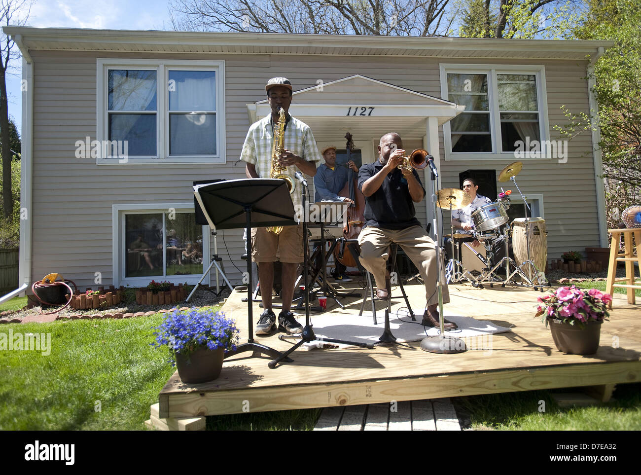 Ann Arbor, Michigan, USA. 5. Mai 2013. Legendären jazz-Trompeter Marcus Belgrave, 76, führt auf seiner Veranda, während das Wasser Hill Nachbarschaft Music Festival in Ann Arbor, MI am 5. Mai 2013.  Auf Tenor Sax ist University of Michigan Neuling Stephen Grady, am Klavier Ian Finkelstein, Robert Hurst, Bass und am Schlagzeug ist Pepe Espinosa. (Bild Kredit: Kredit: Mark Bialek/ZUMAPRESS.com/Alamy Live-Nachrichten) Stockfoto