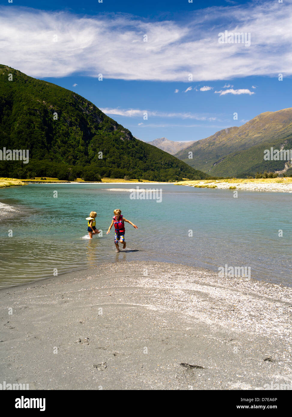 Ein Junge und ein Mädchen spielen des Flusses Wilkins, Mount Aspiring National Park, Neuseeland Stockfoto