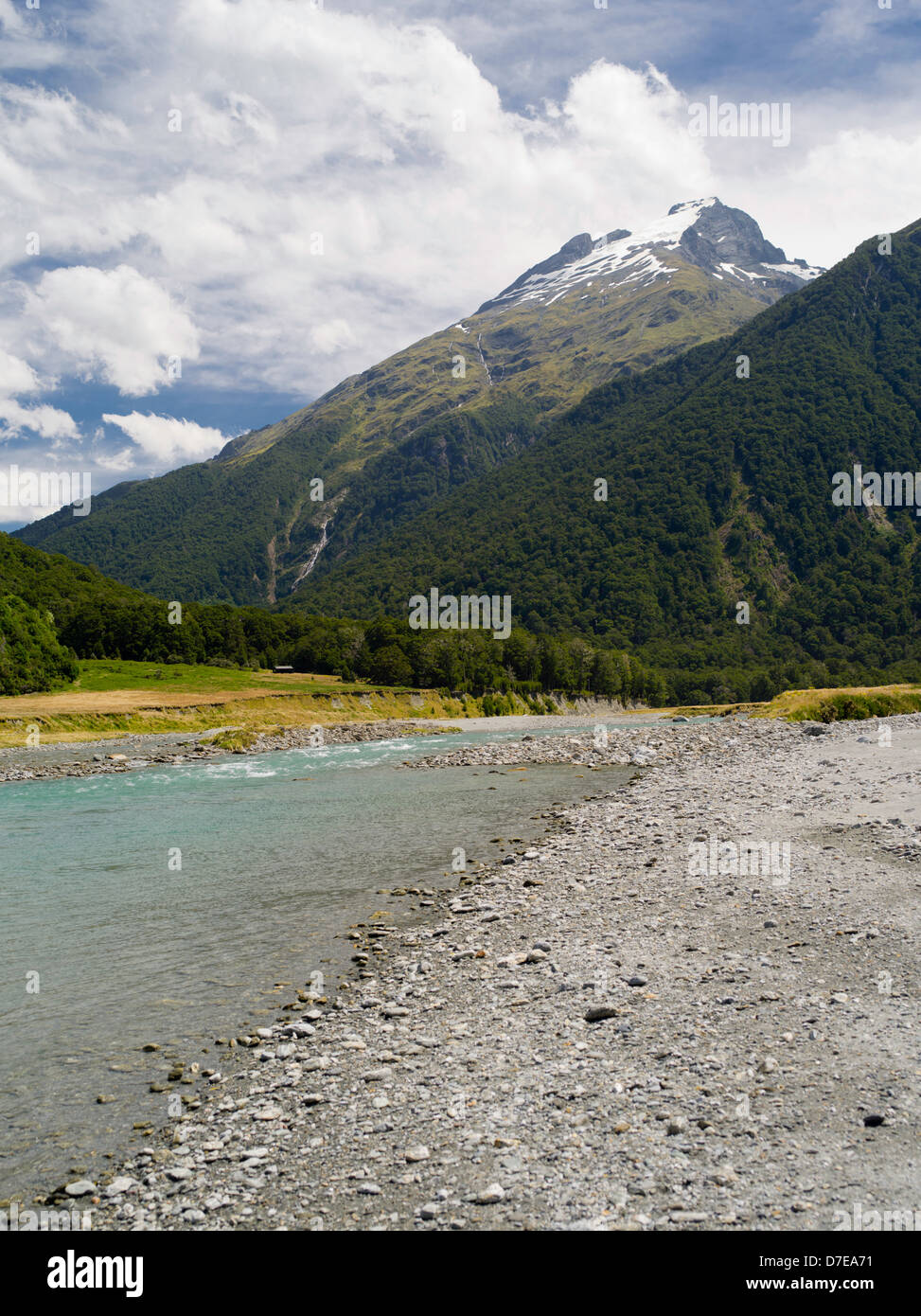 Blick auf den Kerin Gabeln und Mount Aeolus, Wilkins River, Mount Aspiring National Park, Neuseeland Stockfoto