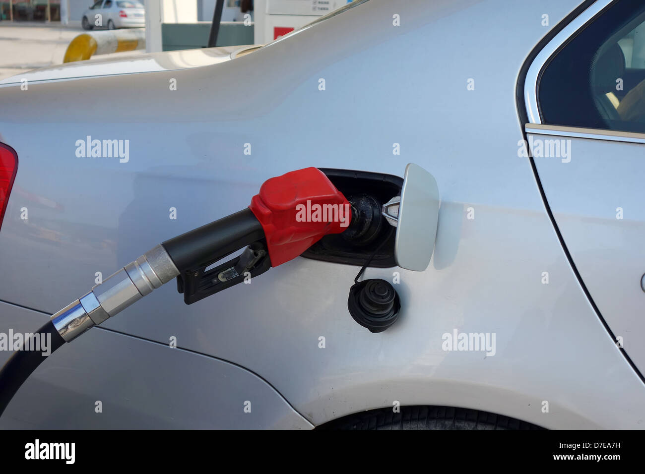 Benzin ein Auto aus einem Kanister durch einen Trichter gießen  Stockfotografie - Alamy