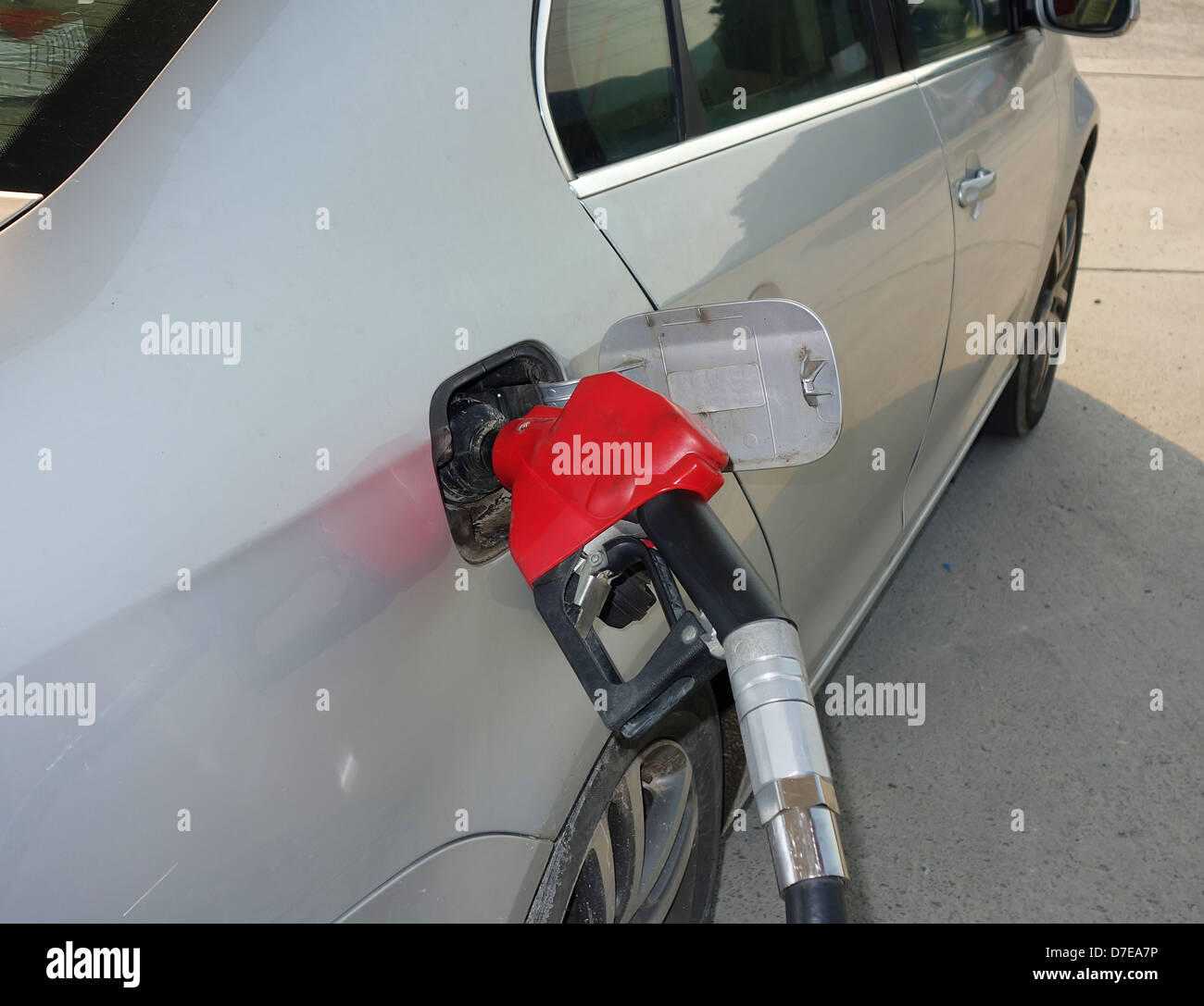 Treibstoff an der Tankstelle tanken Stockfoto