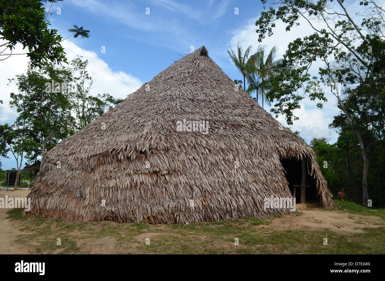 ein Amazonas Strohhütte in einer Yagua-Stammes-Gemeinschaft in der Nähe von Iquitos, Peru Stockfoto