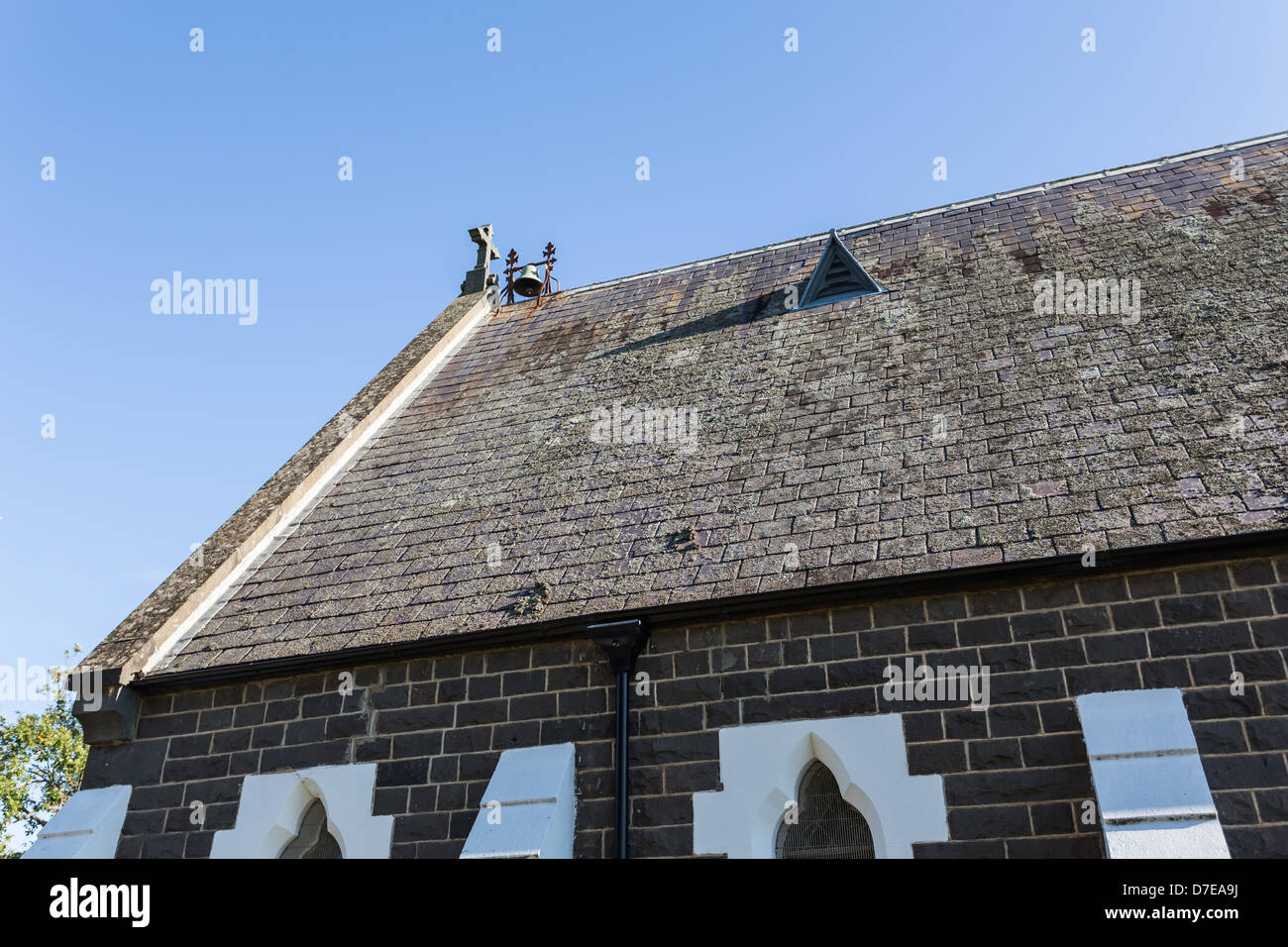 Schieferdach und Ziegel quoining Detail in Str. Marys Anglican Church, Sunbury, Victoria, Australien Stockfoto