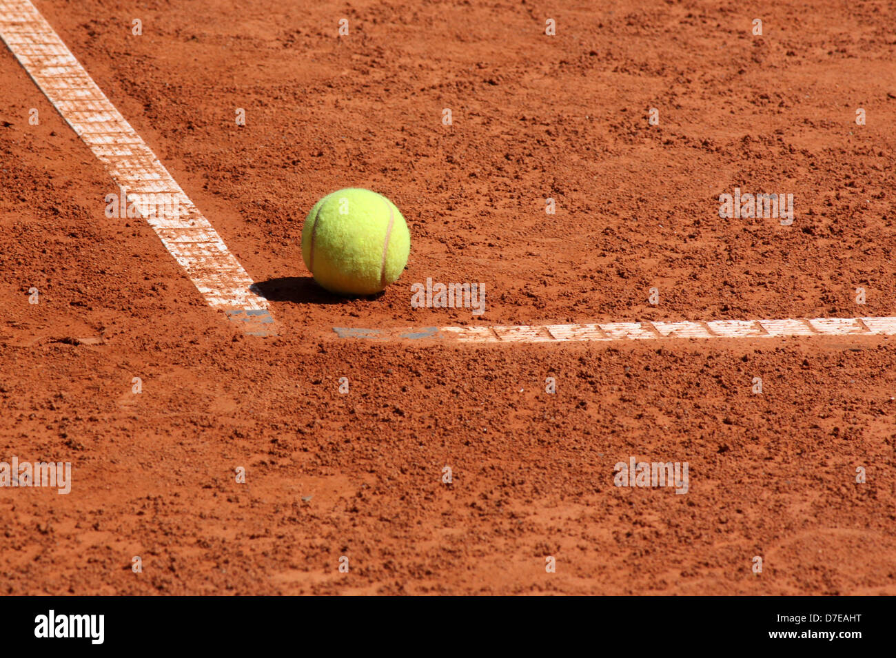 Ball in die Ecke der Tennisplatz liegen Stockfoto