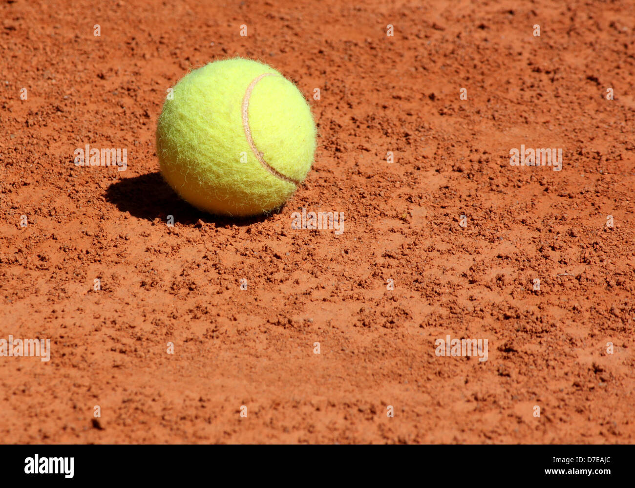 Nahaufnahme der Kugel am Tennisplatz liegen Stockfoto