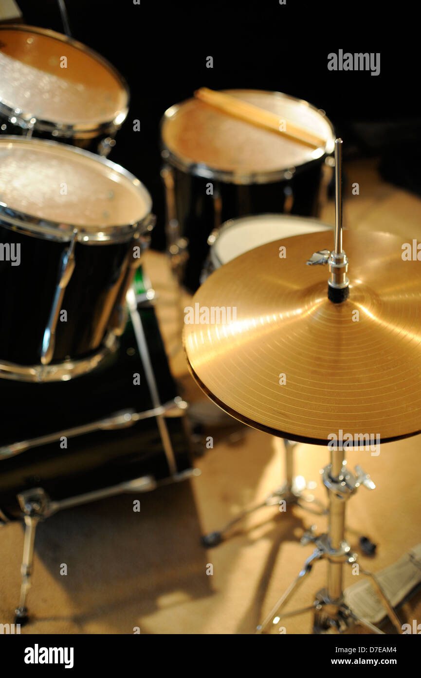 Eine Seitenansicht der ein Schlagzeug mit Logos entfernt Stockfoto