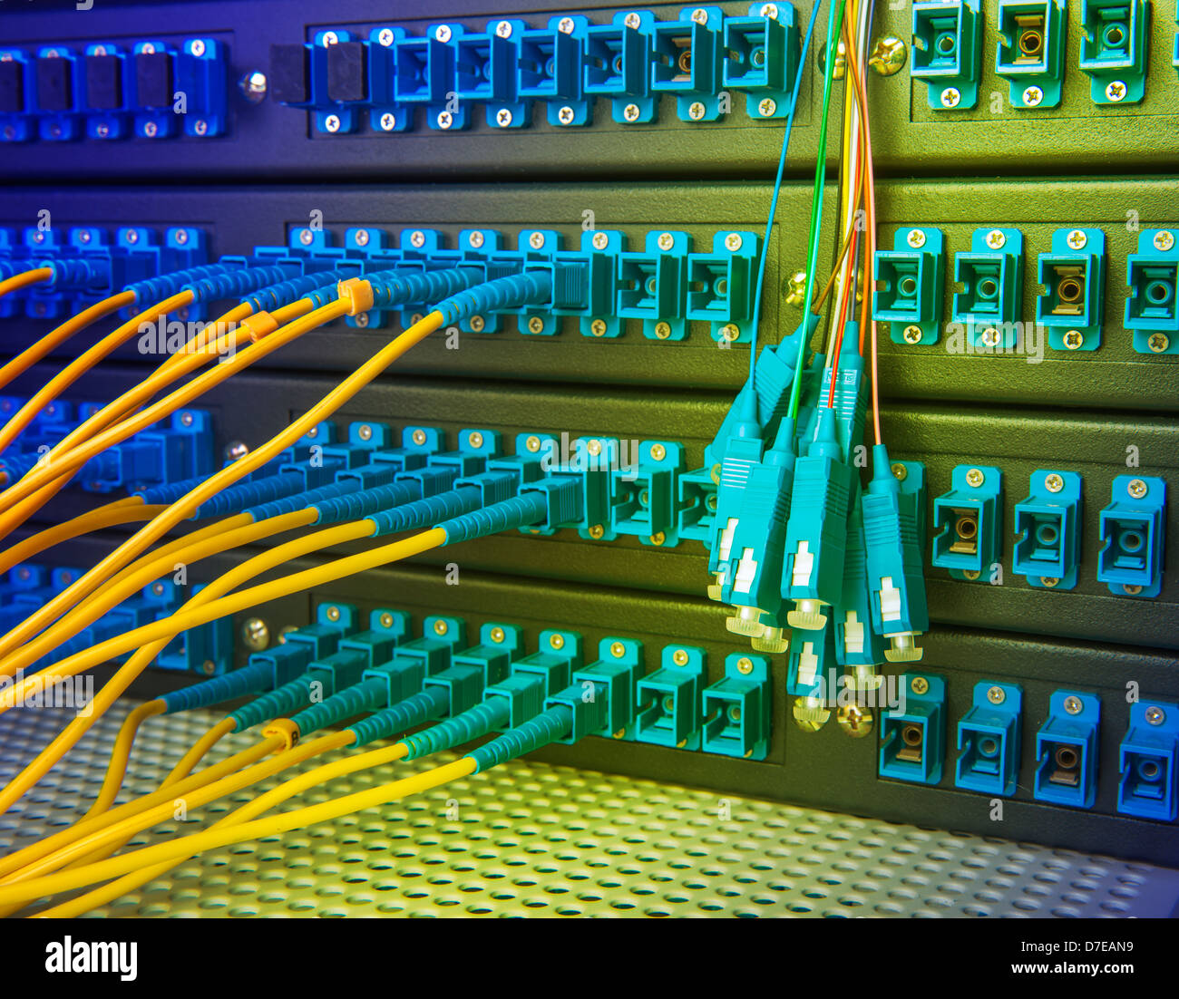 Glasfaser-Kabel angeschlossen, Rechenzentrum Stockfoto Glasfaser-Kabel angeschlossen, Rechenzentrum Stockfoto