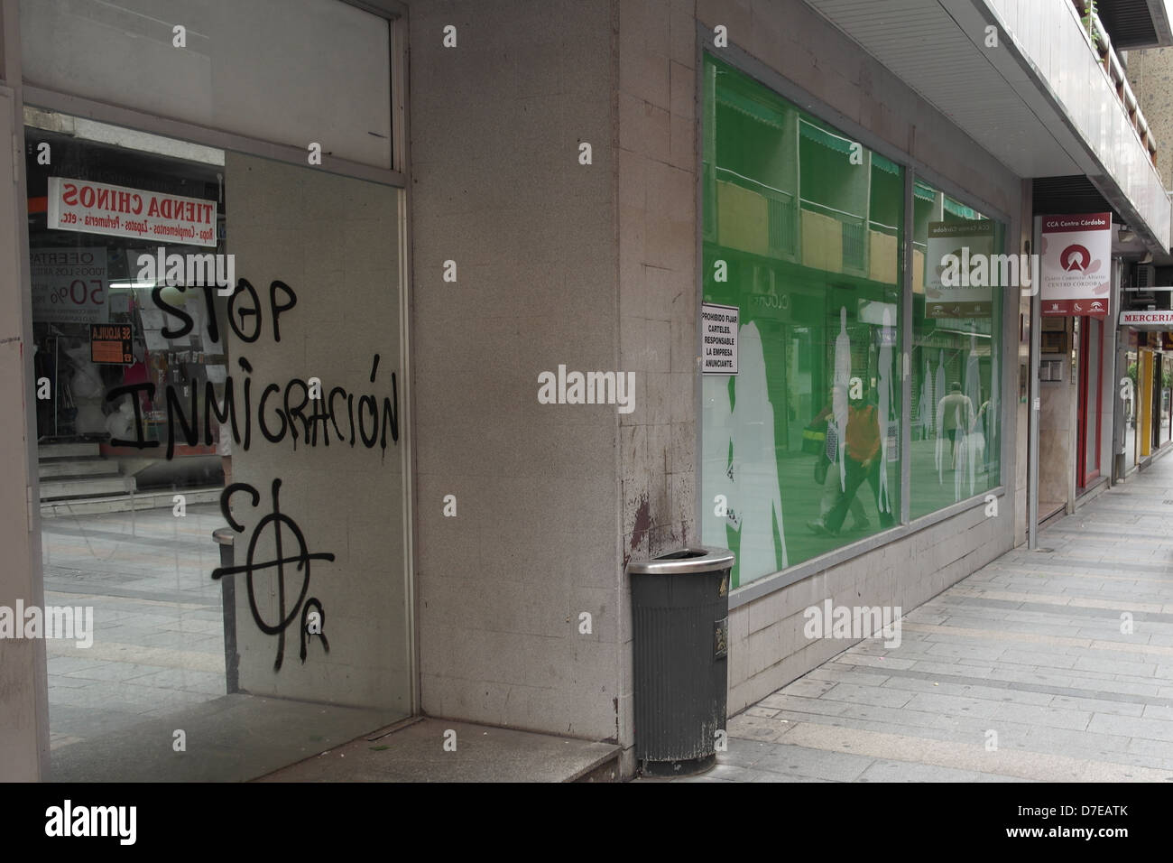 Inmigracion Graffiti, in stillgelegten Shop Tür Cordoba zu stoppen Stockfoto