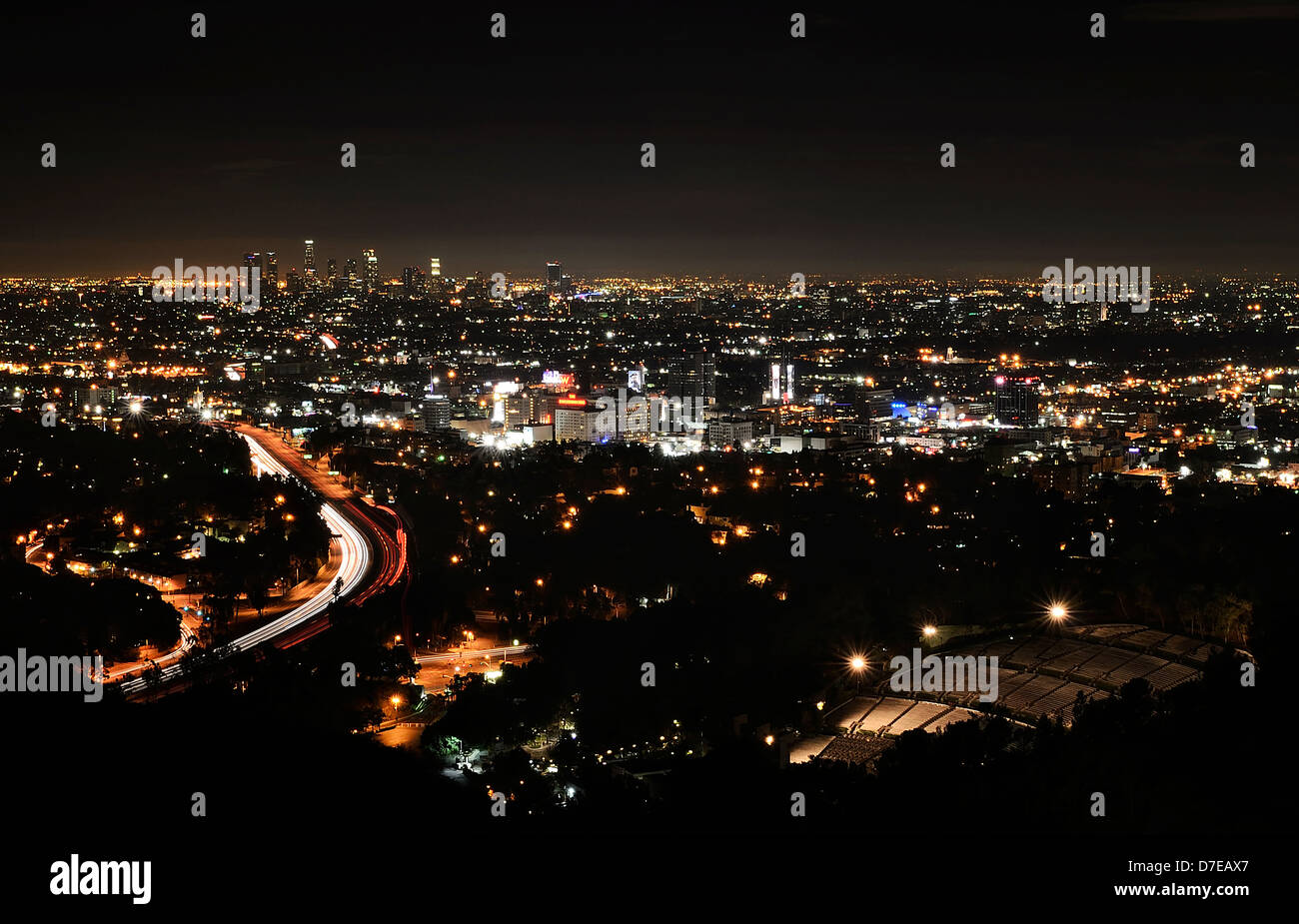 Blick auf Los Angeles in der Nacht mit Innenstadt, 101 Freeway und Hollywood Bowl sichtbar. Stockfoto