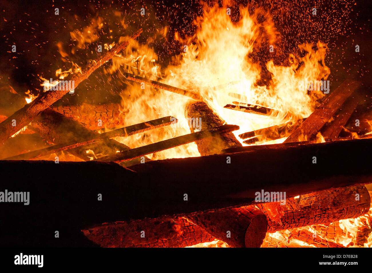 Nahaufnahme des großen Feuers mit riesigen Flammen Stockfoto