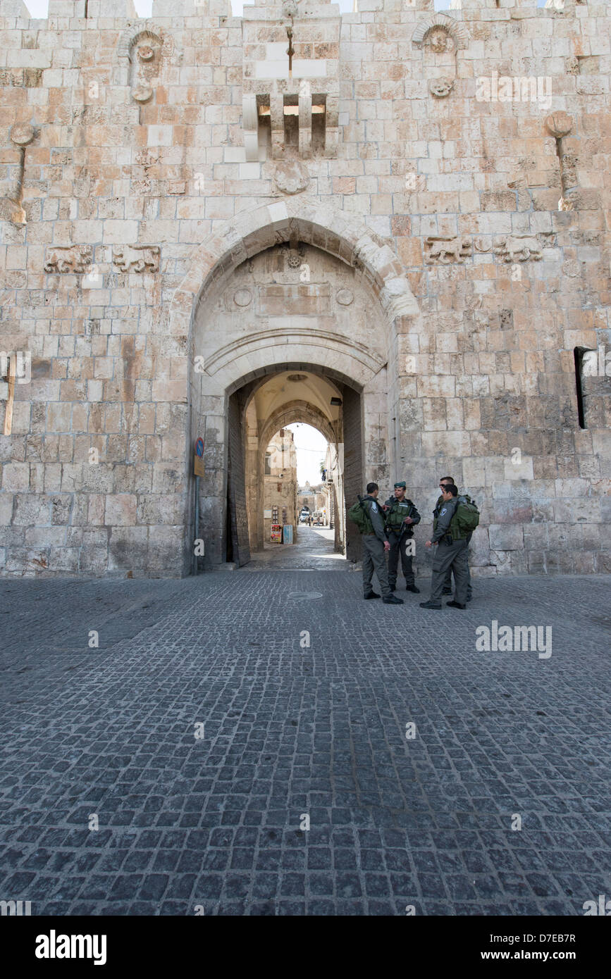 Das Löwentor in die alte Stadtmauer, Jerusalem, die von israelischen Soldaten bewacht Stockfoto