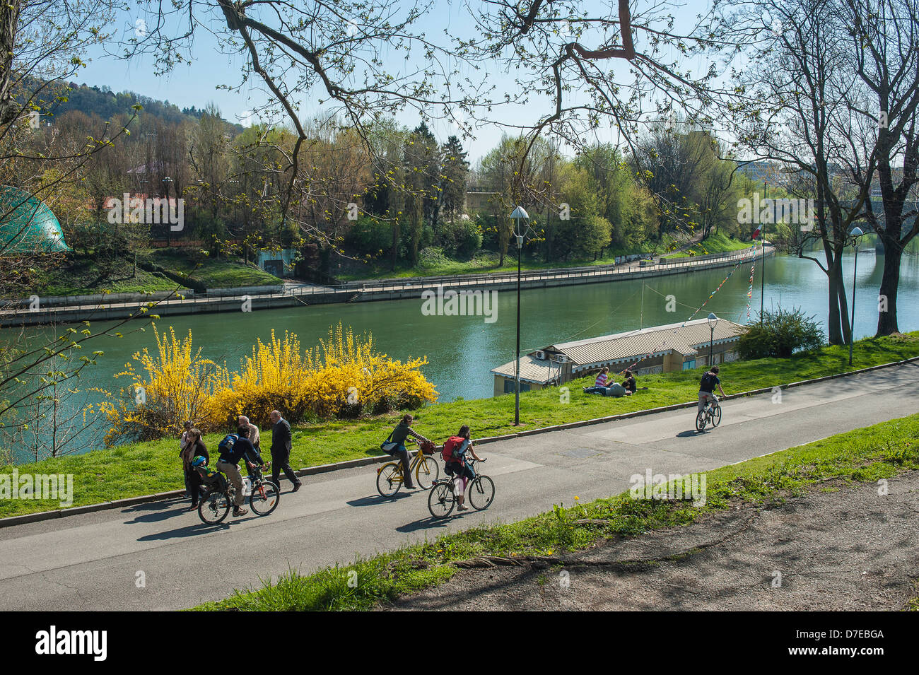 Italien Piemont Torino Menschen Radfahren am Ufer des Flusses Po Stockfoto