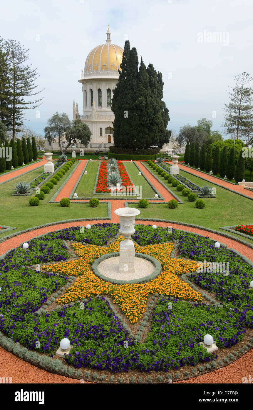 Bahai-Tempel in Haifa mit Blumen in seinem Garten im Vordergrund Stockfoto