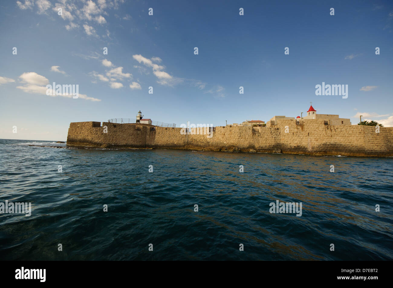 Teil der Altstadt von Akko, vom Meer aus gesehen. Enthält Leuchtturm und eine Kirche. Stockfoto