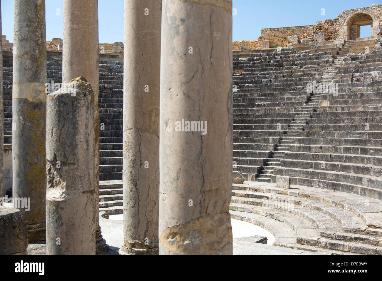 Römische Theater bei den Ruinen von Dougga in Tunesien Stockfoto