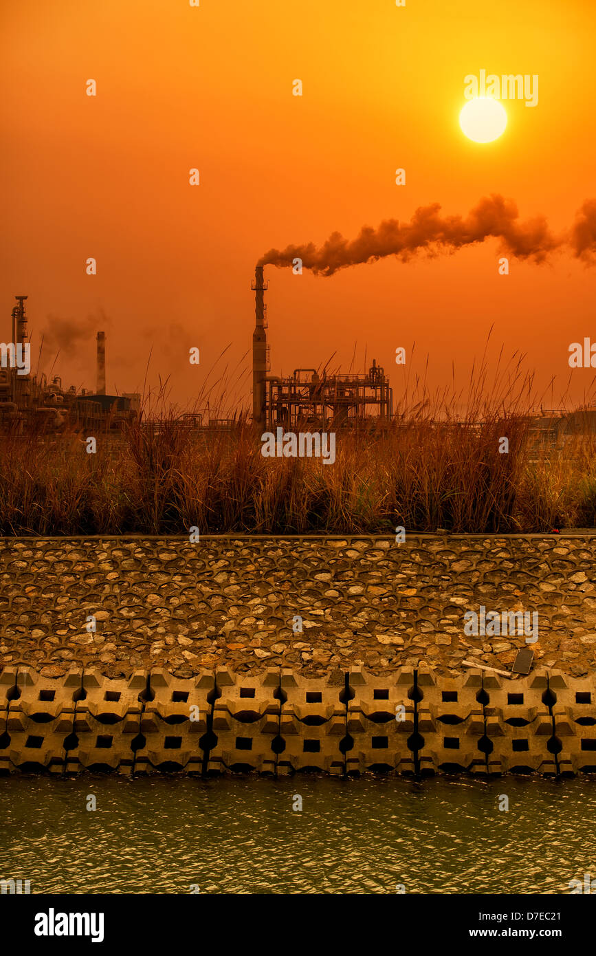 Raffinerie Industrieanlage mit Industrie-Kessel in der Nacht Stockfoto