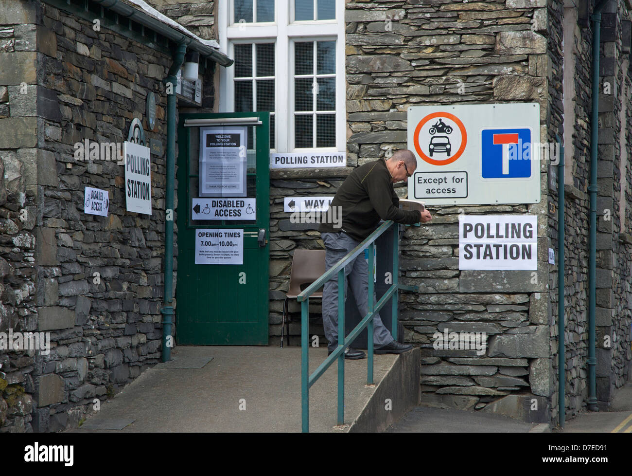 Polling-Fieber trifft ländlichen Cumbria als Wähler Schlange stehen, um ihre Stimme zu registrieren. Hawkshead, Lake District, Cumbria, England UK Stockfoto