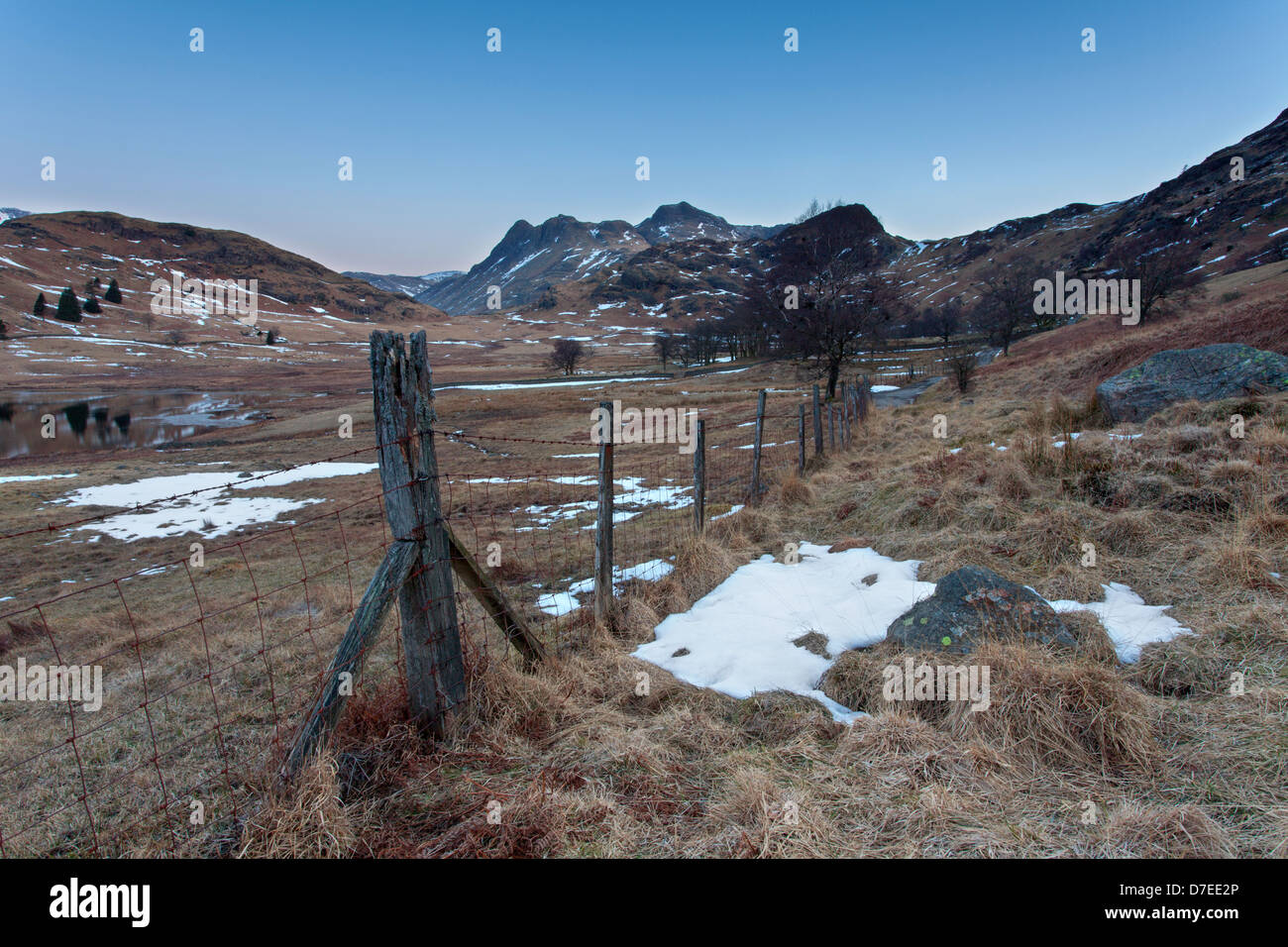 Blea Tarn Stacheldraht Maschendrahtzaun mit einer Aussicht auf die saisonabhängige in den frühen Morgenstunden. Seenplatte, UK Stockfoto