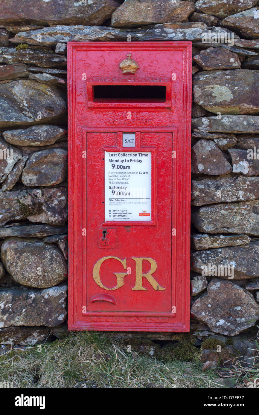 Roten Briefkasten in Trockenmauer, Loughrigg, englischen Lake District, UK Stockfoto