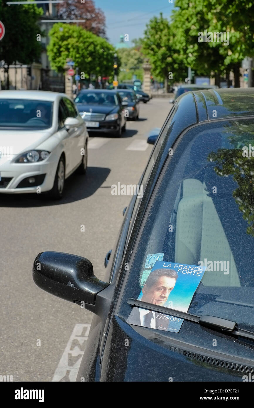 Sarkozy-Wahlbroschüre für die Umfrage der französischen Präsidentschaft 2012 über die Autoscheibe Straßburg Elsass Frankreich Europa Stockfoto