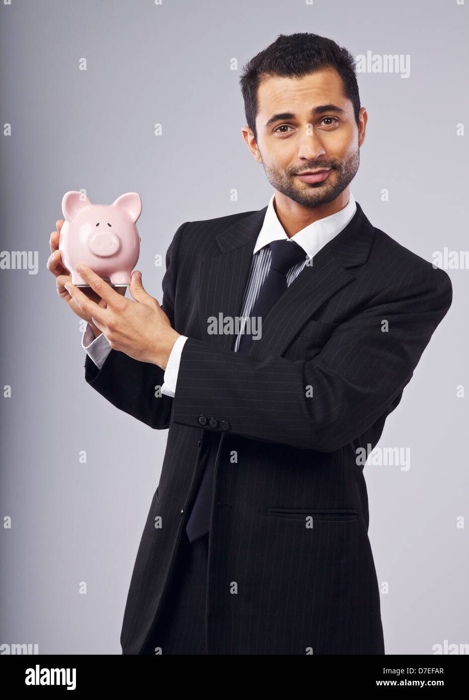 Fröhlich Executive zeigt Sie ein Sparschwein Stockfoto